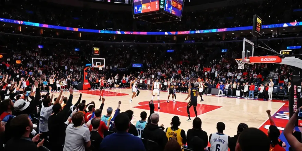 NBA중계 중 팬들이 응원하는 농구 경기 장면